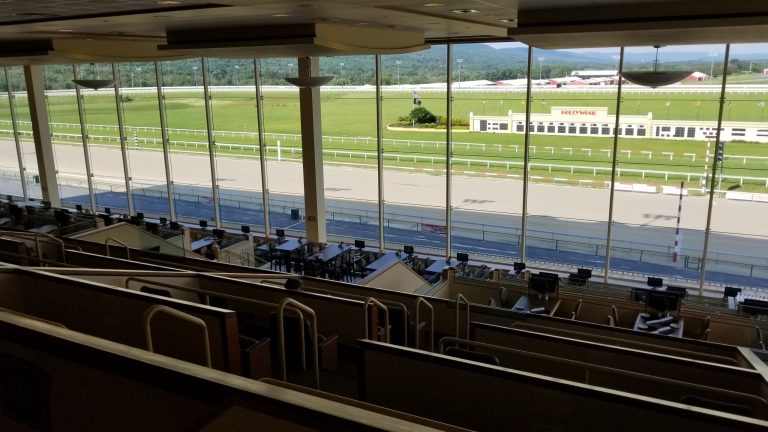 hollywood casino penn national horse racing